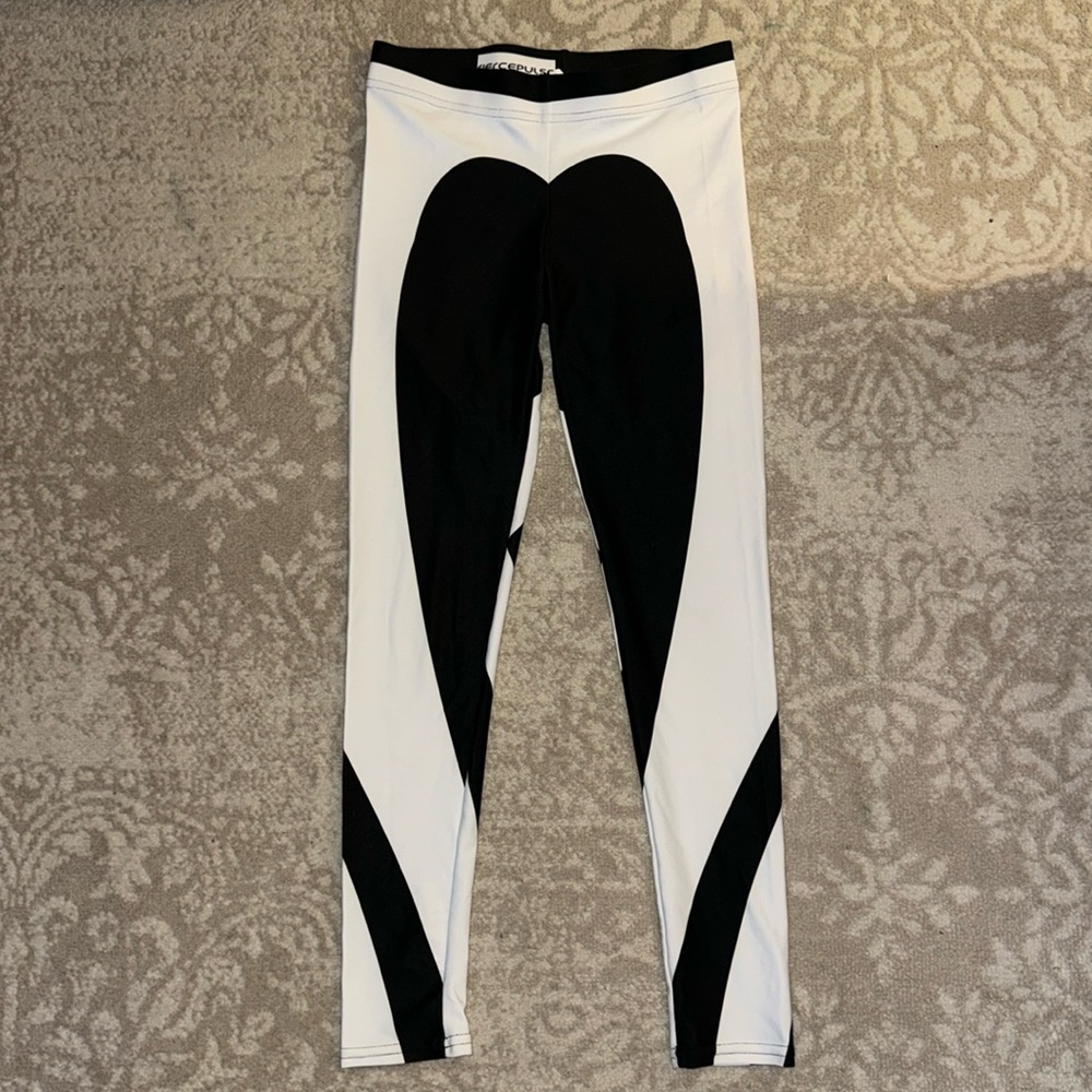 Fierce Pulse Black & White Heart Shaped Leggings size Small.